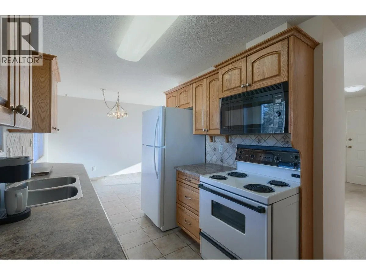 810 Fife Road kitchen with oak cabinets and tile backsplash