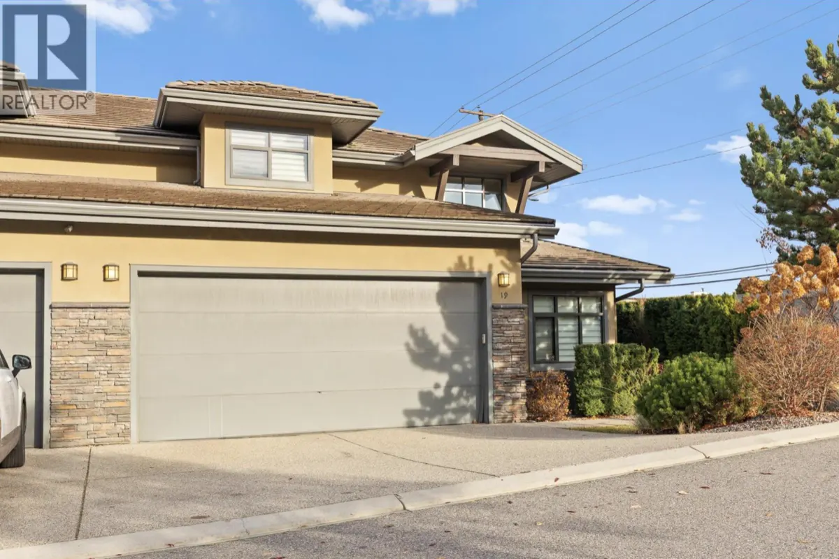 Lower Mission Townhouse for Sale - Walk to Beach | Kelowna Real Estate