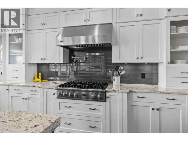 388 Rindle Court chef's kitchen with Viking gas range and granite countertops