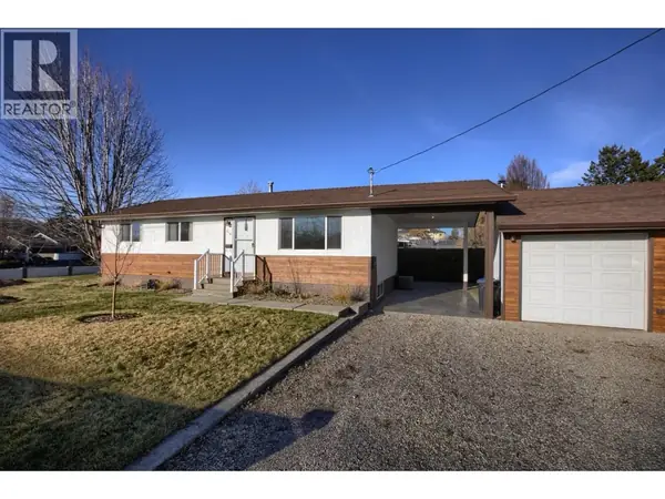 810 Fife Road front view - bungalow with carport on corner lot